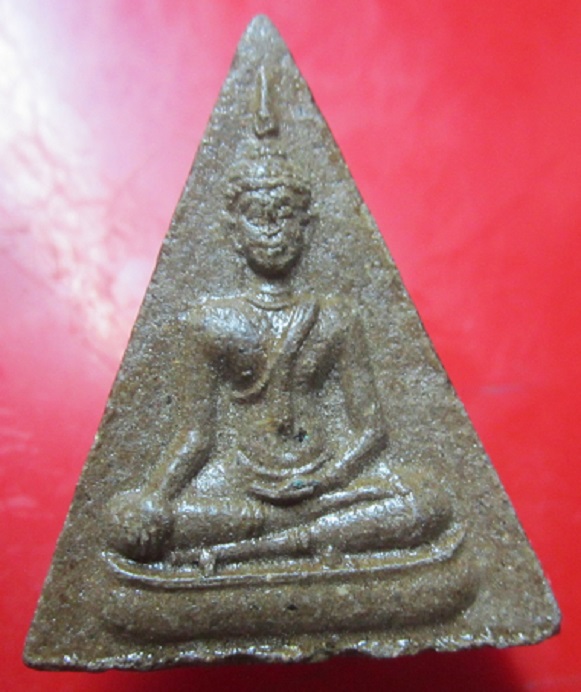 พระพุทธสามเหลี่ยม เนื้อว่านหลัง ยันต์ ปี2518
