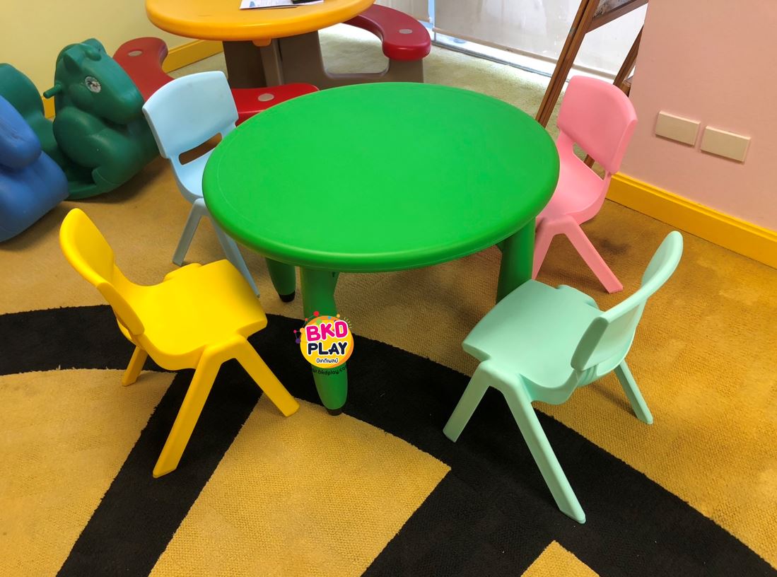 โปรโมชั่น ชุดโต๊ะเรียน เด็กอนุบาล โต๊ะกิจกรรม โต๊ะกลมพลาสติก พร้อมเก้าอี้ 4 ตัว ราคาโรงงาน พร้อมส่ง ส่งฟรี ขนาด 75x50 ซม.
