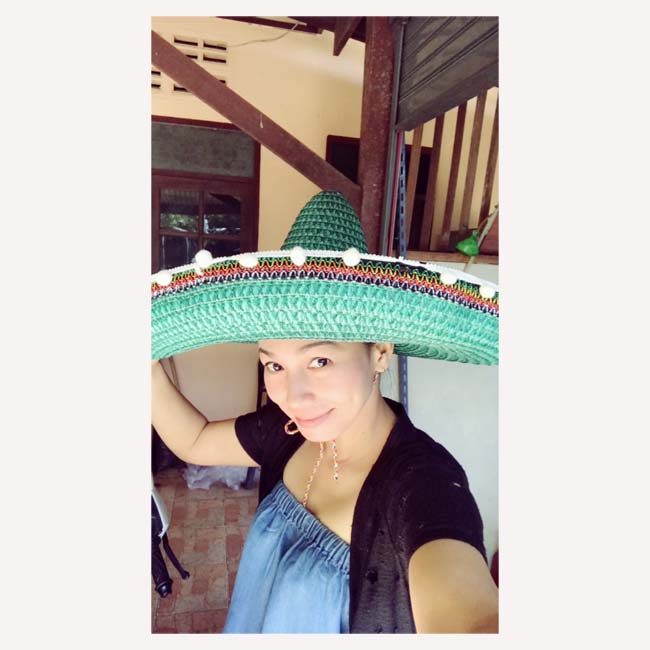 หมวกเม็กซิกัน หรือ หมวก sombrero แบบมีตุ้งติ้ง สีเขียว ใส่กับสาว ๆ