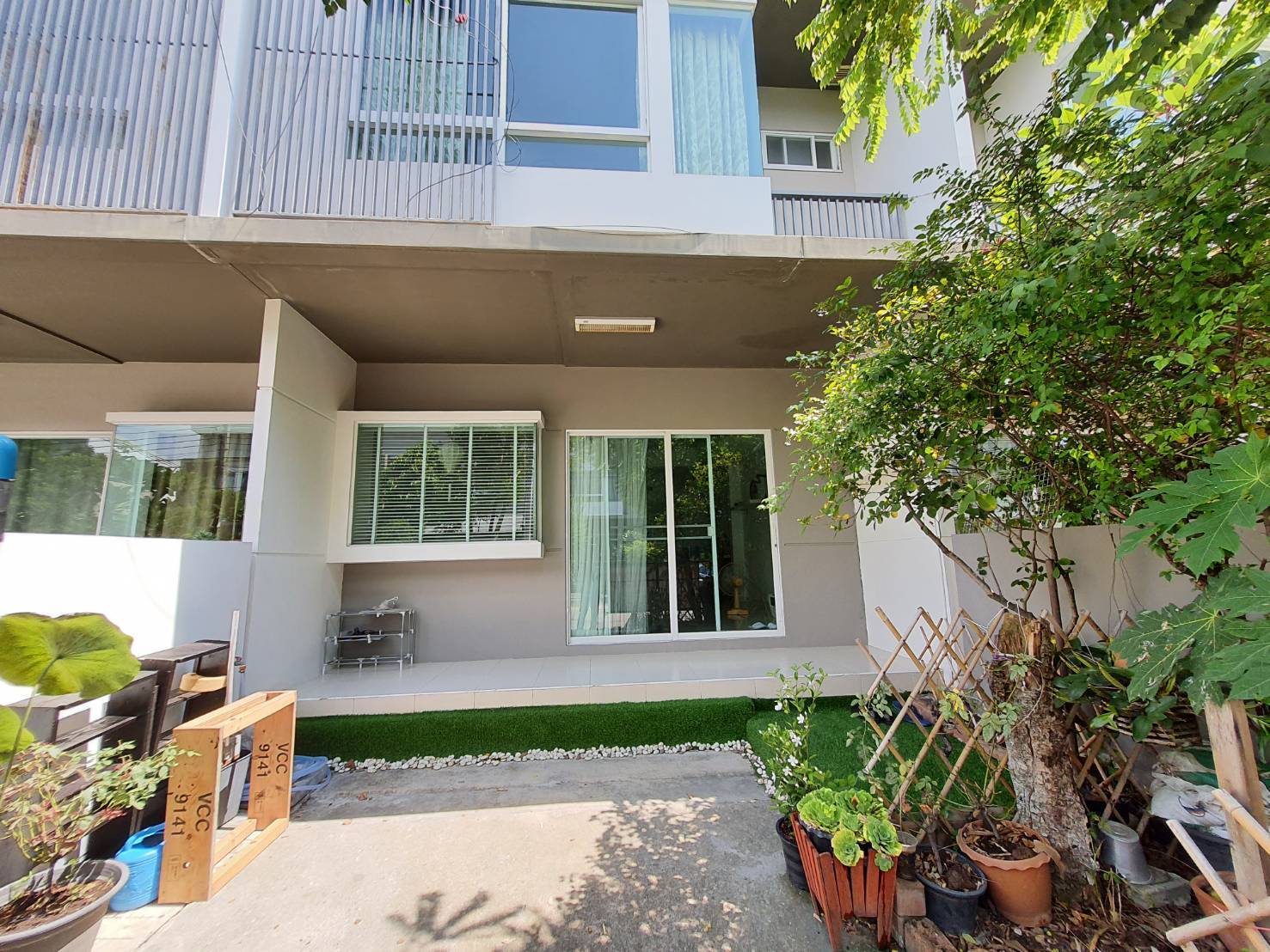 ขายทาวน์เฮ้าส์ อินดี้ 1 ถนนประชาอุทิศ ซอย 90 ทาวน์เฮ้าส์ 2 ชั้น 18.10 ตรว. 2 ห้องนอน 3 ห้องน้ำ มีห้องน้ำในตัวทุกห้อง บ้านสภาพใหม่ พร้อมเฟอร์นิเจอร์