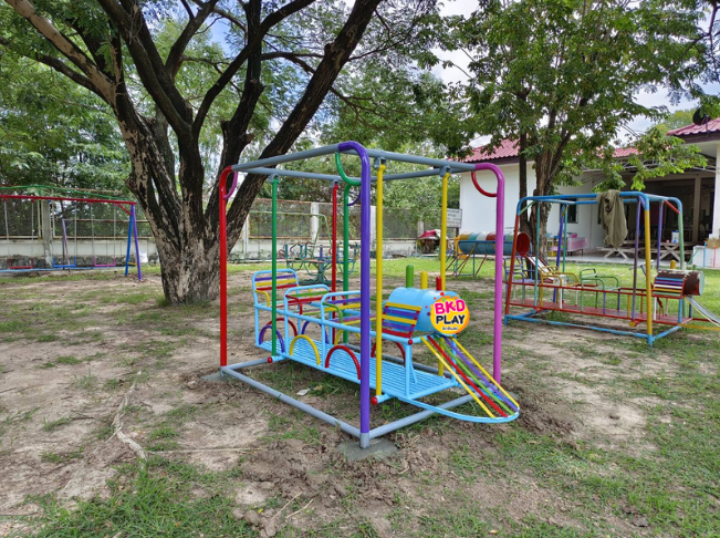 รถไฟเล็ก, เครื่องเล่นสนามกลางแจ้ง , เครื่องเล่นสนามแบบเหล็ก,ชิงช้า,สไลเดอร์,โยกเยกเหล็ก, ม้าหมุน, OutdoorPlayground, ราคาโรงงาน ขนาด:120x170x150 ซม.