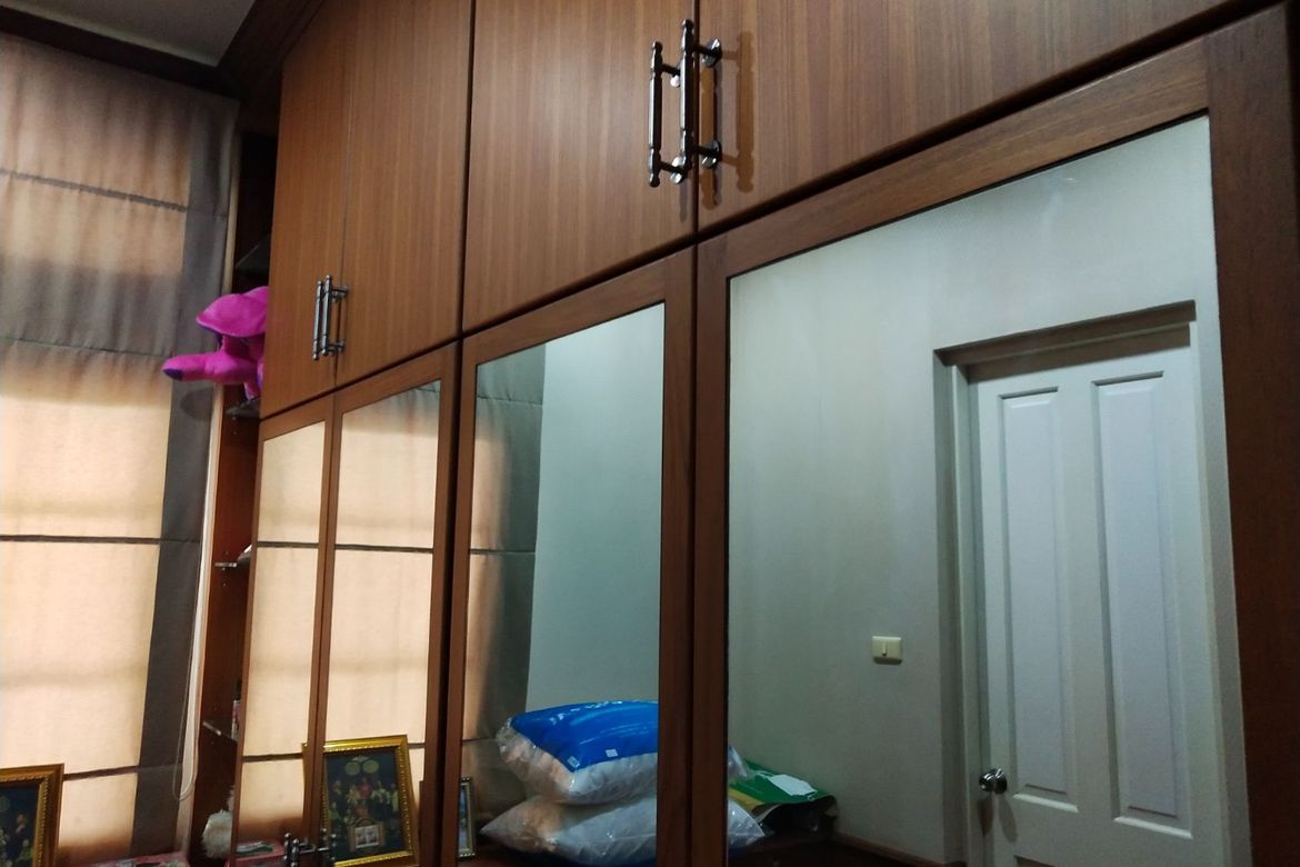 นาราสิริ สาทร-วงแหวน 129.2 ตร.ว. บ้านเดี่ยวหรูสไตล์อิตาเลียนจาก แสนสิริ บนทำเลศักยภาพ ริมถนนกาญจนาภิเษก เยื้องโรงเรียนเลิศหล้ากาญจนาภิเษก พื้นที่ใช้สอย : 320 ตร.ม. ห้องนอน : 4 ห้องน้ำ : 4 . ราคา : 14.5 ล้านบาท .