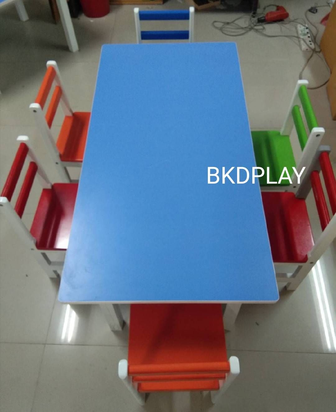 ชุดโต๊ะไม้ผืนผ้า พร้อมเก้าอี้ไม้ 6 ตัว ทำกิจกรรมกลุ่ม โต๊ะเขียนหนังสือเด็ก โต๊ะพร้อมเก้าอี้เด็กพร้อมส่ง สำหรับเด็ก อนุบาล โรงเรียน เนอสเซอรี่ ศูนย์พัฒนาเด็กเล็ก ขนาด: 60 x 120 x 50 ซม.