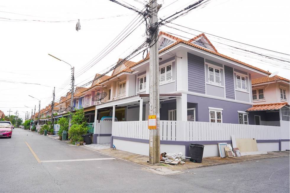 ขายพฤกษา21 ปรับปรุงใหม่ทั้งหลัง บ้านมุม สวยมาก ทำเลดีหน้าโครงการ ใกล้ตลาดบางใหญ่ นนทบุรี ขนาด 23.90 ตารางวา 2 ชั้น 3 ห้องนอน 2 ห้องน้ำ