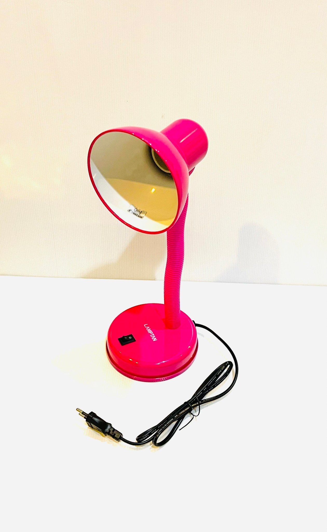 โคมไฟอ่านหนังสือแบบตั้งโต๊ะ มี 3 สี : ขาว , ชมพู และ ดำ ร้านจะจัดส่งแบบคละสีไปนะคะ