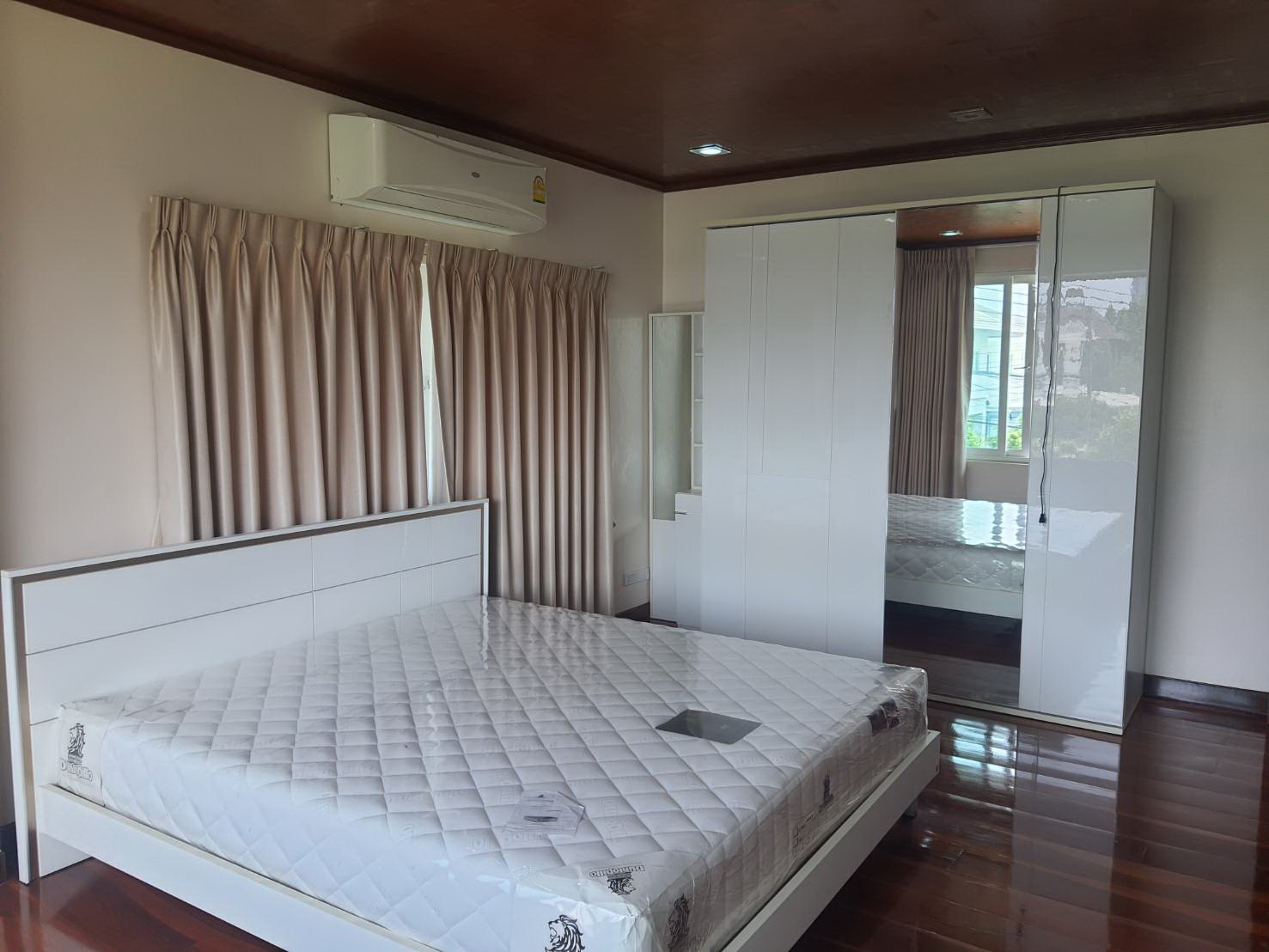 บ้านเดี่ยว 2 ชั้น 100 ตร.ว. 340 ตารางเมตร . หมู่บ้านเดอะรอยัล กรีนพาร์ค เพชรเกษม-กาญจนาภิเษก ห่างถนนเพียง 150 เมตร