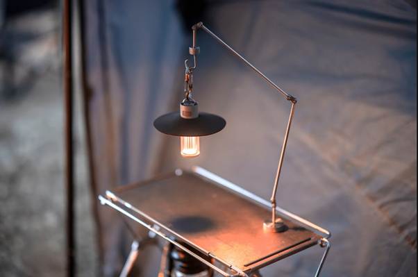A light on a table

AI-generated content may be incorrect.