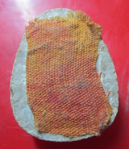 พระปิดตา เนื้อผงน้ำมัน ตะกรุดสามดอก หลังติดจีวรหลวงพ่อ ไม่ทราบที่