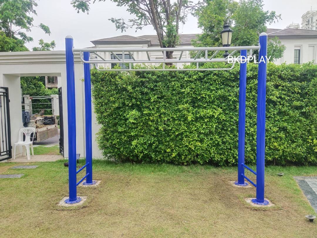 เครื่องออกกำลังกาย กลางแจ้ง ชุดอุปกรณ์ บริหารแขน หน้าอก หัวไหล่ แบบบาร์โหน เหนือศรีษะ ลานกีฬา อเนกประสงค์ สนามกีฬา ขนาด 91 x 300 x 245 ซม.