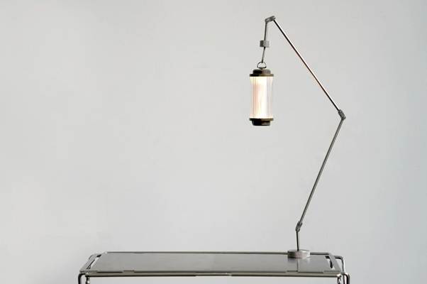 A lamp on a table

AI-generated content may be incorrect.