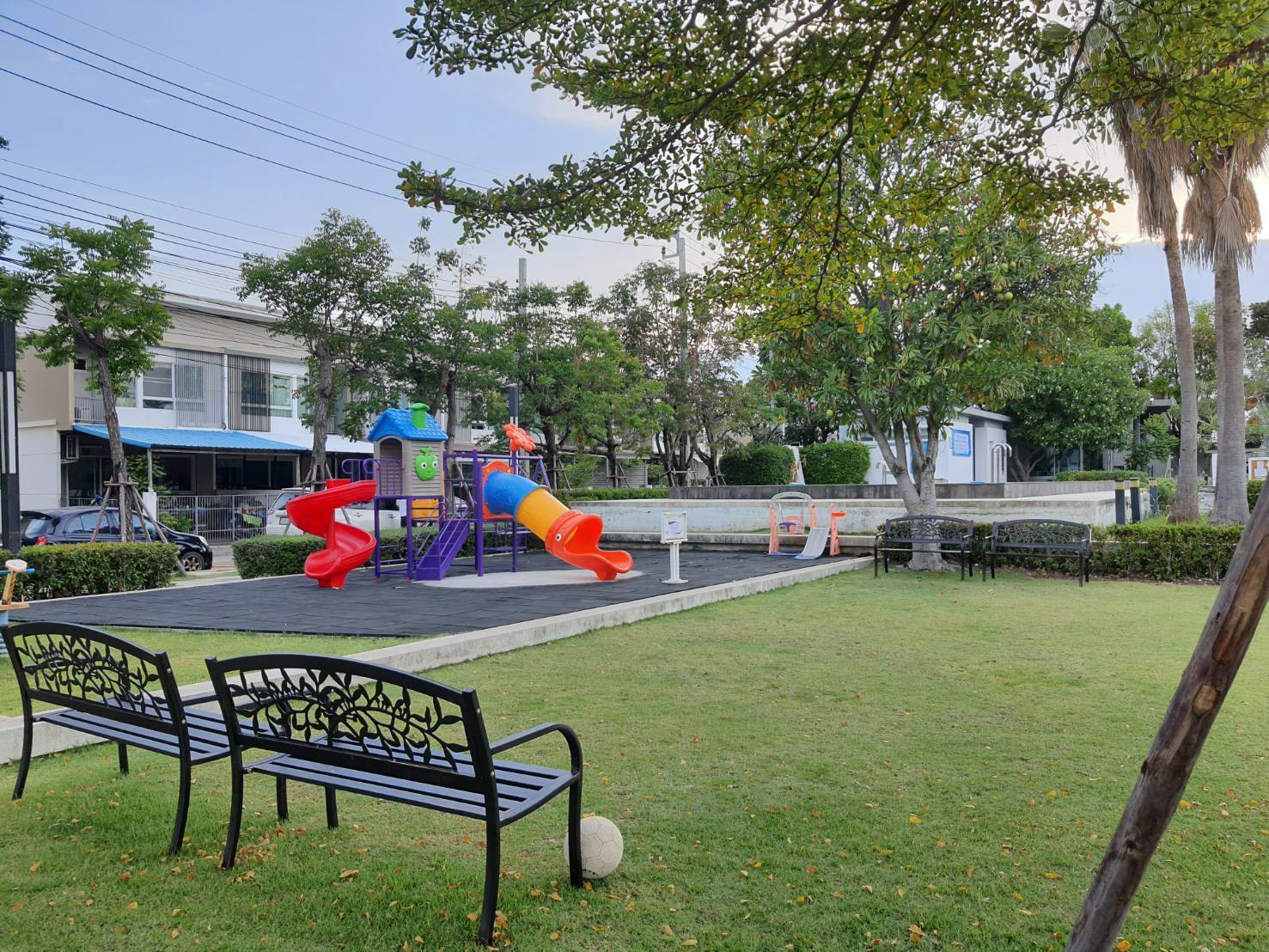 ขายทาวน์เฮ้าส์ อินดี้ 1 ถนนประชาอุทิศ ซอย 90 ทาวน์เฮ้าส์ 2 ชั้น 18.10 ตรว. 2 ห้องนอน 3 ห้องน้ำ มีห้องน้ำในตัวทุกห้อง บ้านสภาพใหม่ พร้อมเฟอร์นิเจอร์