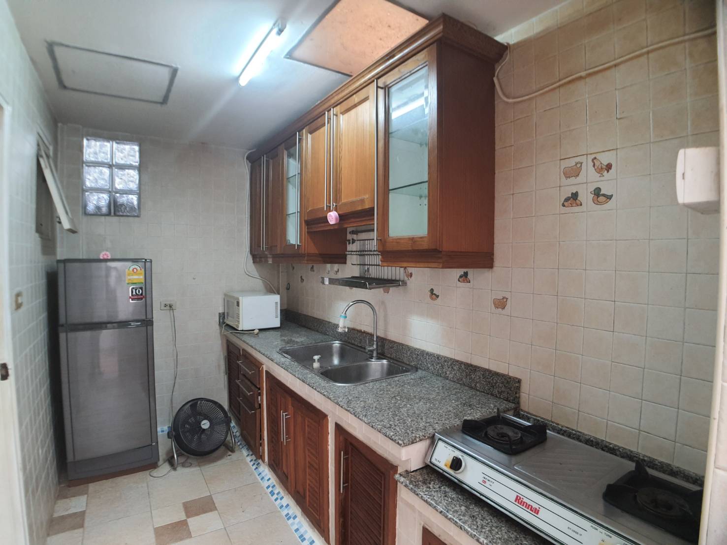 ให้เช่า ทาวน์เฮ้าส์ 2 ชั้น หมู่บ้านปาริชาติ ปิ่นเกล้า-พุทธมณฑลสาย4 บนทำเลศักยภาพ ใกล้ ม.มหิดล เซ็นทรัลศาลายา และ ทางด่วน พร้อมเฟอร์นิเจอร์ เครื่องใช้ไฟฟ้า