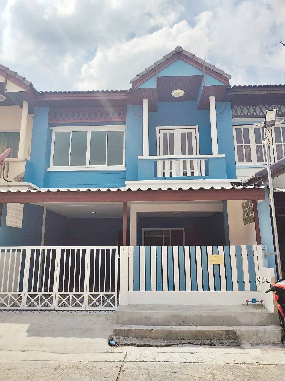 ขายทาวน์เฮ้าส์ 2 ชั้น 21 ตร.ว หน้ากว้าง 6เมตร ตกแต่งใหม่ พร้อมอยู่ ซ.เลียบคลองสอง 27 ใกล้แฟชั่นไอแลนด์