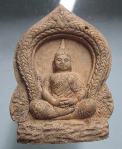 พระเนื้อผงพิมพ์พระพุทธ หลังหนุมานเชิญธง ปี2546 พระแท้ไม่ทราบที่