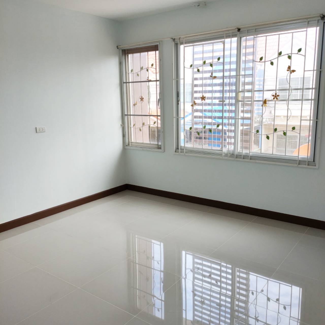 ขาย ทาวน์เฮ้าส์ เหนือฟ้าโฟร์ (บางบัวทอง บางกรวย-ไทรน้อย) ตกแต่งสวยงาม เนื้อที่ 17ตรว. 3ห้องนอน 2ห้องนอน 1ห้องครัว