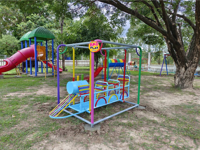 รถไฟเล็ก, เครื่องเล่นสนามกลางแจ้ง , เครื่องเล่นสนามแบบเหล็ก,ชิงช้า,สไลเดอร์,โยกเยกเหล็ก, ม้าหมุน, OutdoorPlayground, ราคาโรงงาน ขนาด:120x170x150 ซม.