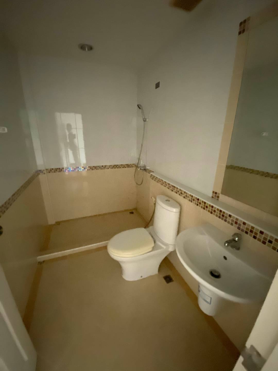 ขายบ้านกลางเมือง สาทร ตากสิน1 ใกล้สถานีรถไฟฟ้า วุฒากาศ ทาวน์โฮม ขนาด 23 ตรว 3 นอน 3 น้ำ