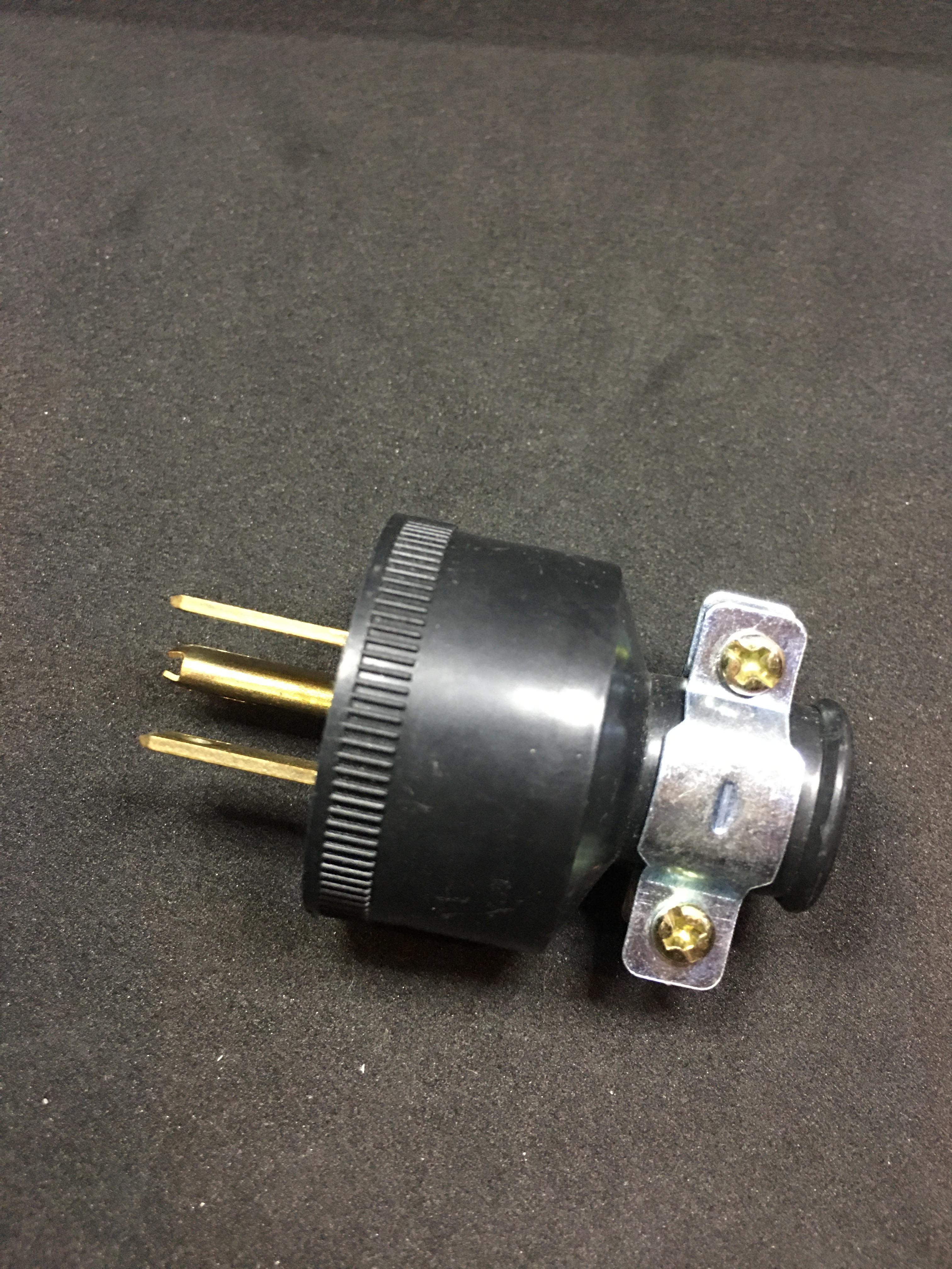 ปลั๊กยาง ตัวผู้ สามขา (2 ขาแบน 1 ขากลม)