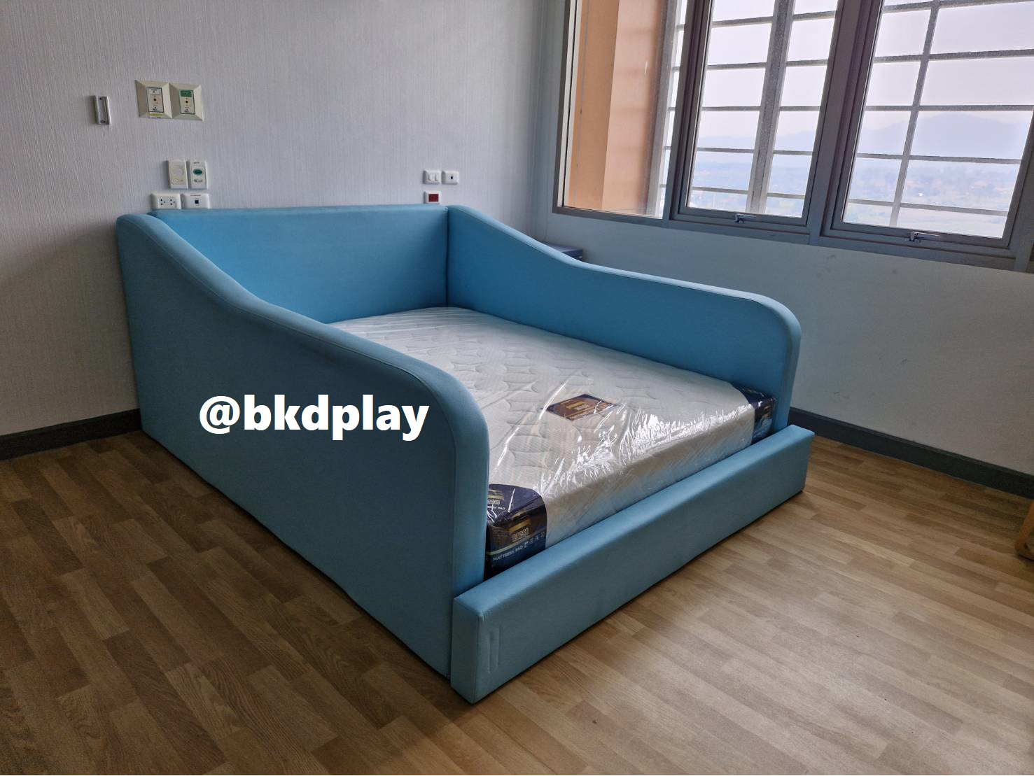 เตียงเด็ก เตียงโครงไม้บุนวมหุ้มหนัง เตียงพร้อมนอน เตียงนุ่มนิ่ม ใช้ที่บ้าน เตียงเด็กในโรงพยาบาล สั่งผลิตตามสีที่ต้องการได้