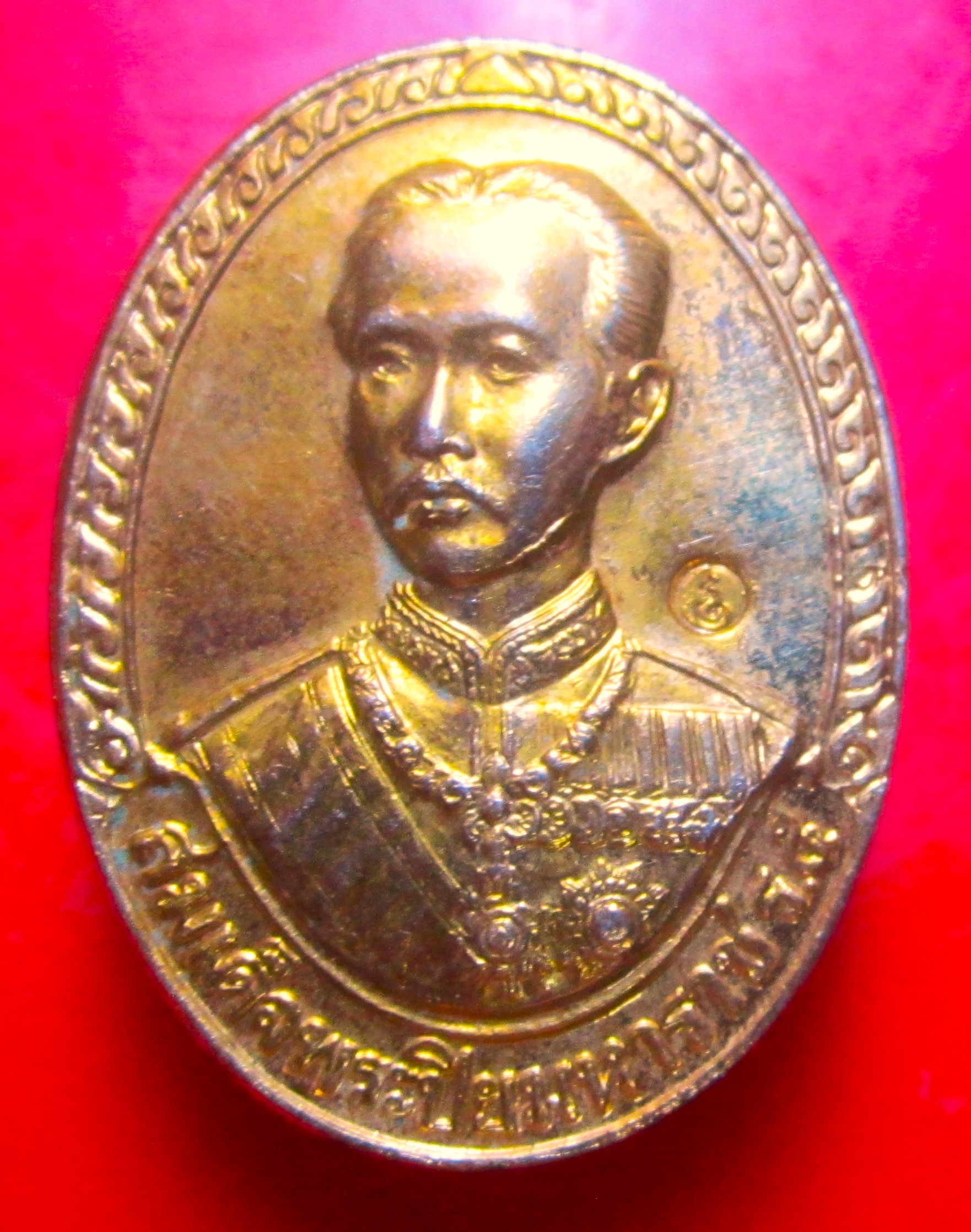เหรียญกะหลั่ยทอง สมเด็จพระปิยะมหาราช(รัชกาลที่5) ร.ศ 219 มหาราชทรงเลิกทาสบำรุงสุข เป็นพระมิ่งขวัญมั่งมีเงินทอง