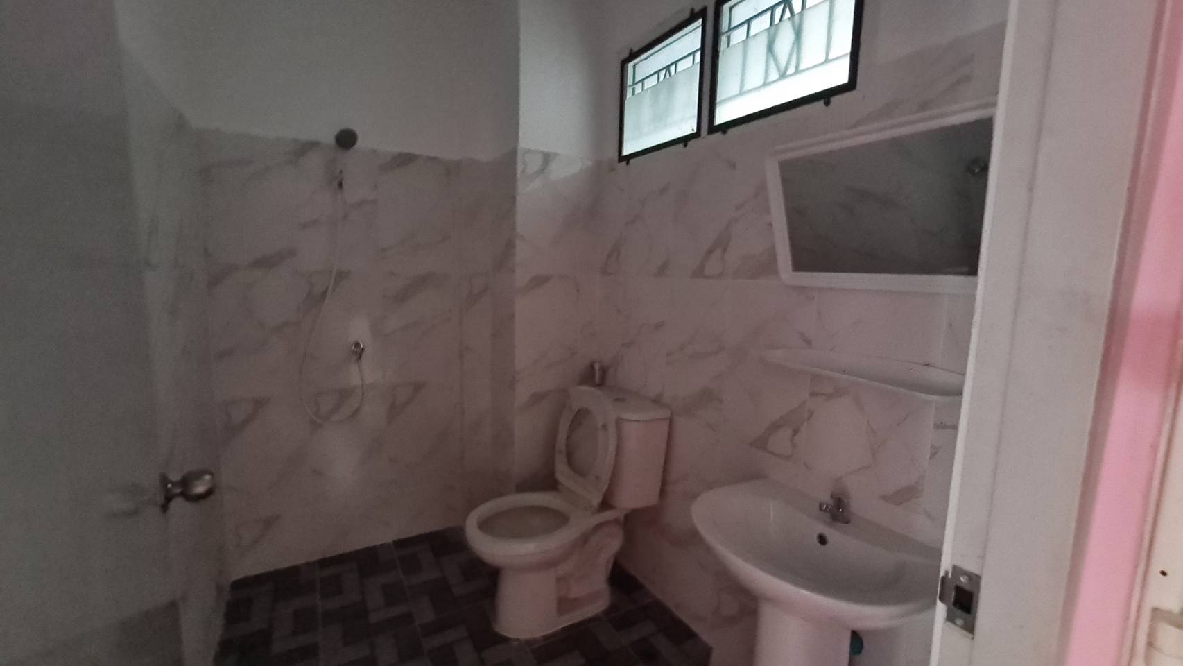 ขายทาวน์เฮ้าน์ หมู่บ้าน ลัดดาวิลล์ บางบัวทอง 2 ชั้น เนื้อที่ 17.50 ตรว. ทำเลดี บางกรวย -ไทรน้อย ตำบล บางบัวทอง ทาวน์เฮ้าส์ 2 ชั้น มี 3 ห้องนอน, 2 ห้องน้ำ, 1 ห้องครัว, 1 ห้องโถงนั่งเล่น, 1 ที่จอดรถ เนื้อที่ : 17.50 ตารางวา