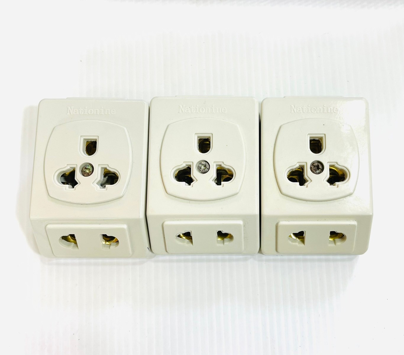 ปลั๊กกราวเดี่ยว+2 ปลั๊ก ทรงสี่เหลี่ยม ทองเหลือง