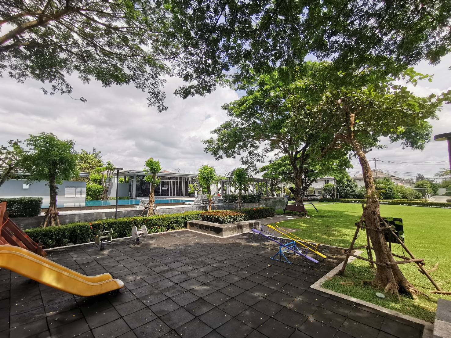 บ้านเดี่ยว 2 ชั้น ม.ชัยพฤกษ์ ปิ่นเกล้า-สาย 5 เนื้อที่ 50.3 ตร.ว. พื้นที่ใช้สอย 136 ตร.ม. ขนาด 3 ห้องนอน 2 ห้องน้ำ แอร์ 4 เครื่อง