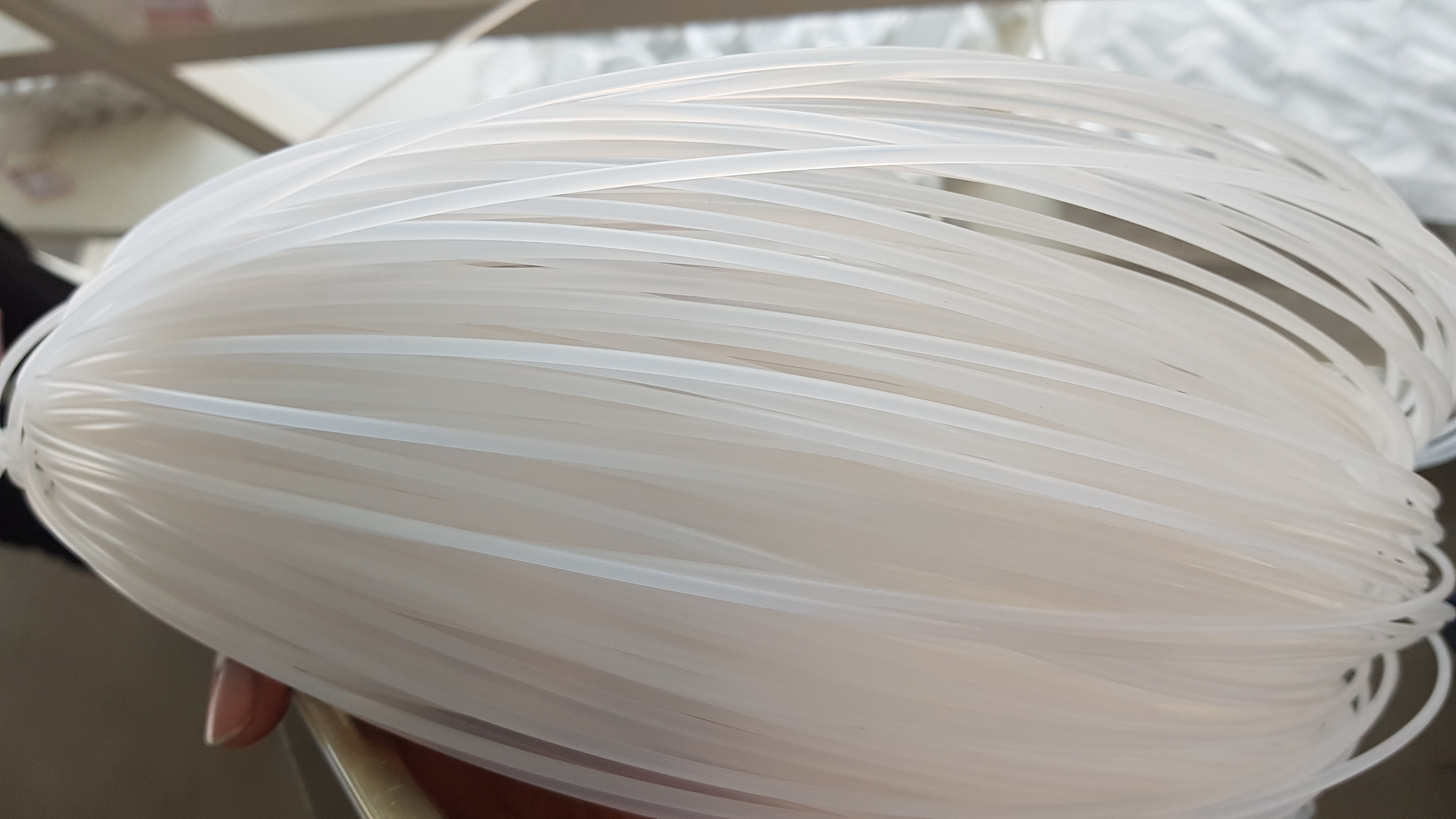 เส้นพลาสติก กลม 3.00 มิล สีขาวใส สำหรับงานดันโครงกระเป๋า ดันโครงเบาะ สานโคมไฟ สานตะกร้า สานเฟอร์นิเจอร์