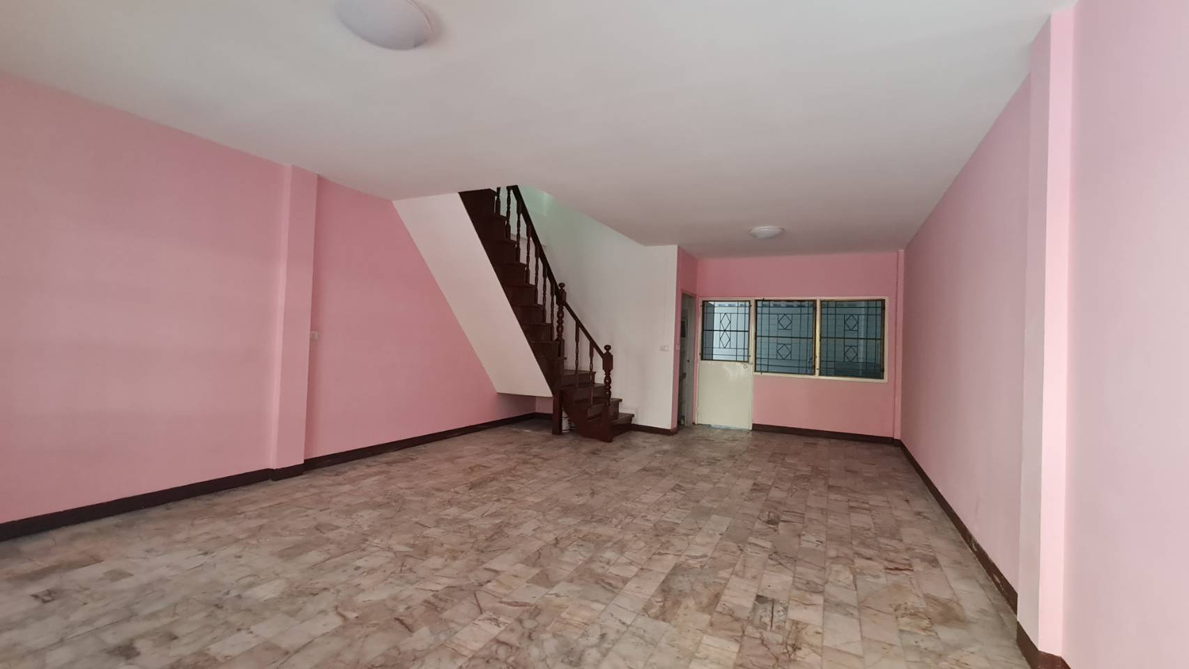 ขายทาวน์เฮ้าน์ หมู่บ้าน ลัดดาวิลล์ บางบัวทอง 2 ชั้น เนื้อที่ 17.50 ตรว. ทำเลดี บางกรวย -ไทรน้อย ตำบล บางบัวทอง ทาวน์เฮ้าส์ 2 ชั้น มี 3 ห้องนอน, 2 ห้องน้ำ, 1 ห้องครัว, 1 ห้องโถงนั่งเล่น, 1 ที่จอดรถ เนื้อที่ : 17.50 ตารางวา