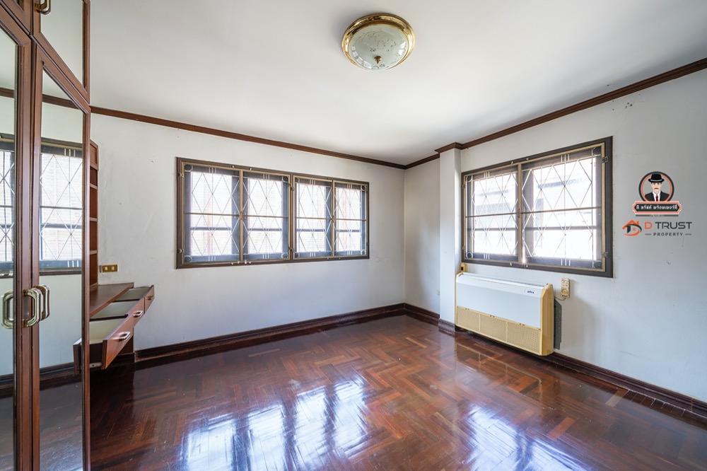 ขายบ้านเดี่ยว 2ชั้น หมู่บ้านสินบดี ซอยแก้วเงินทอง29 ตลิ่งชัน เนื้อที่ 81ตร.ว. 4ห้องนอน 3ห้องน้ำ มีห้องครัวห้องแม่บ้านแยกเป็นสัดส่วน มีพื้นที่ใช้สอยรอบตัวบ้าน จอดรถได้ 2-5 คัน .