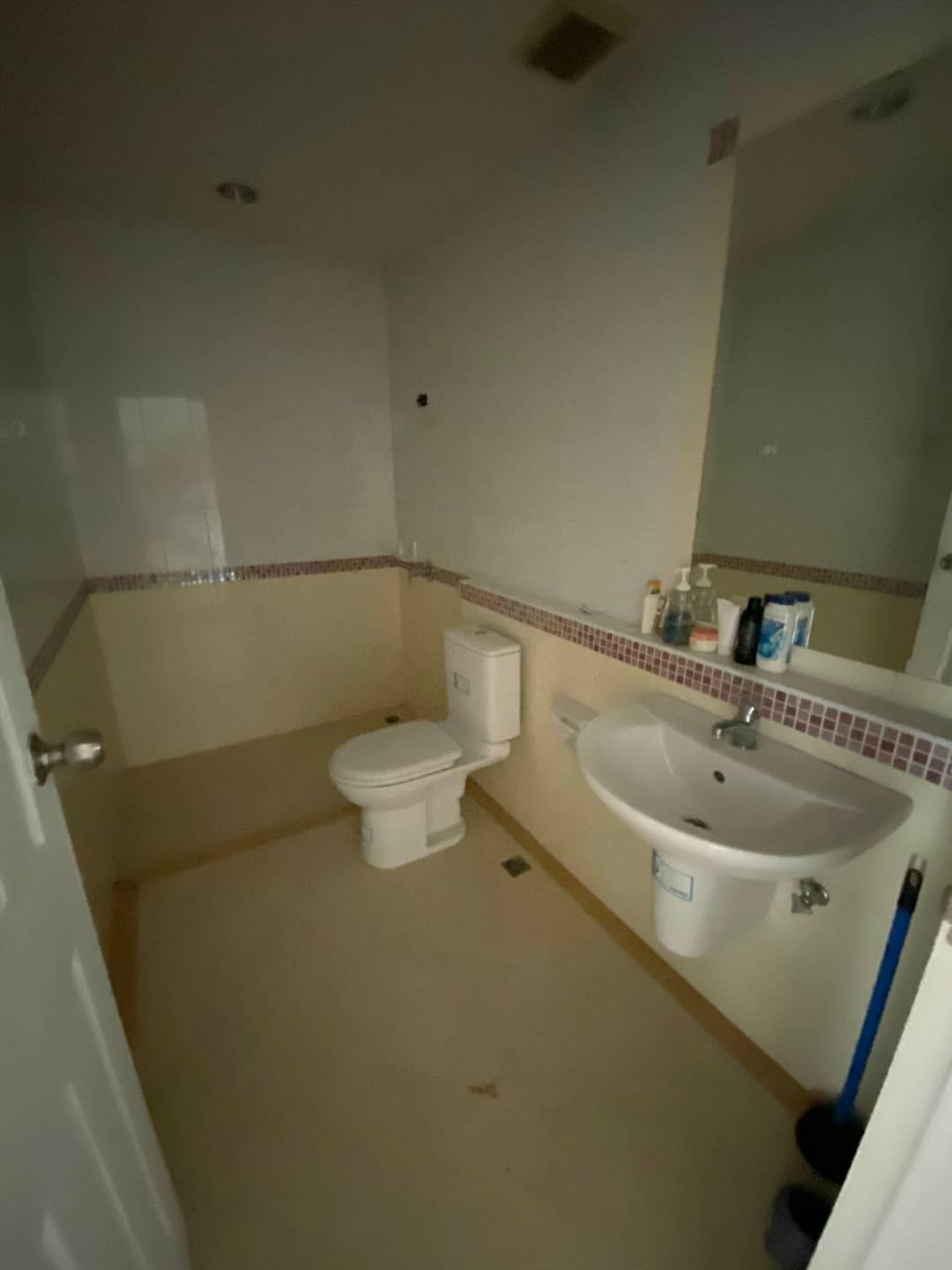 ขายบ้านกลางเมือง สาทร ตากสิน1 ใกล้สถานีรถไฟฟ้า วุฒากาศ ทาวน์โฮม ขนาด 23 ตรว 3 นอน 3 น้ำ