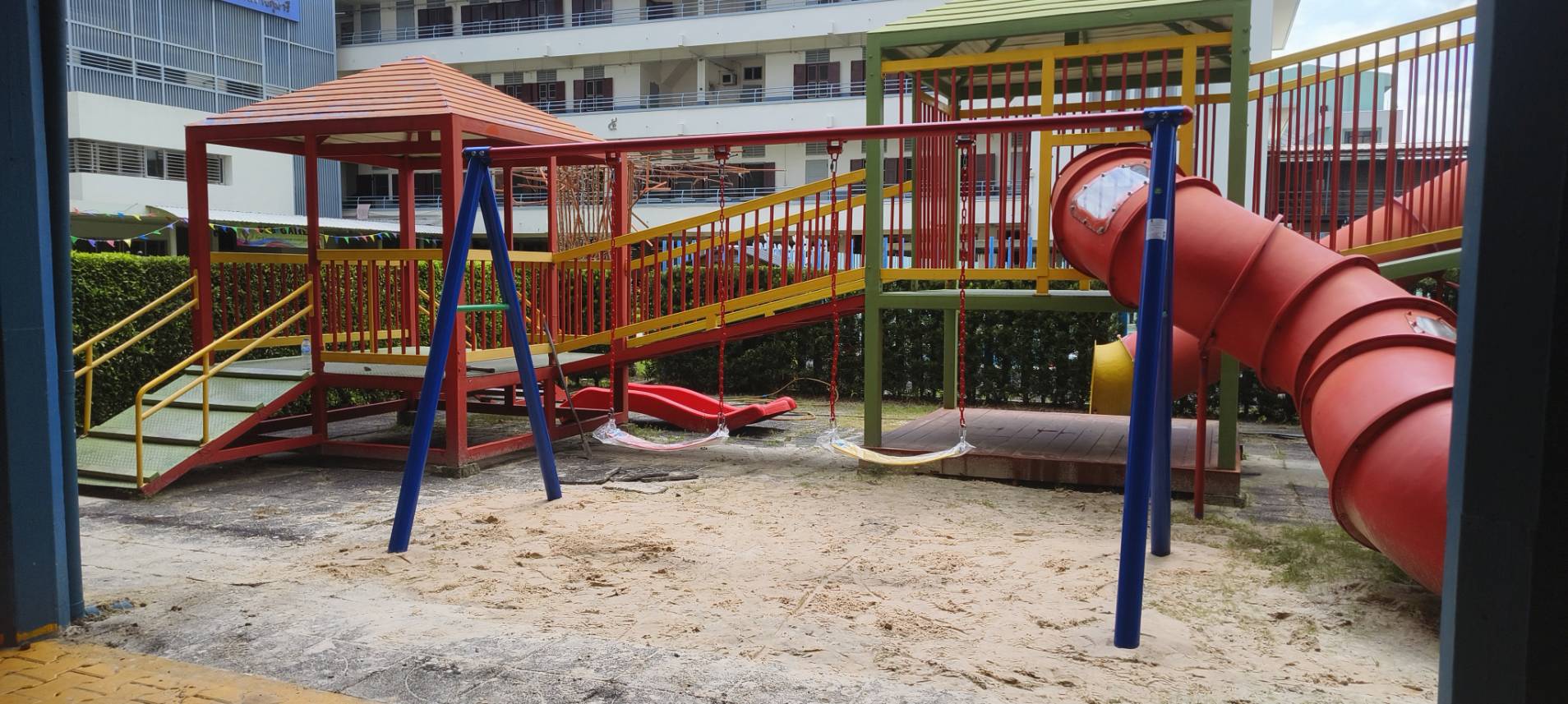 เครื่องเล่นสนามกลางแจ้ง เครื่องเล่นสนามเหล็ก ชุดชิงช้า 2 ที่นั่ง สินค้าผลิตในไทย มีมอก. สั่งทำสีตามต้องการได้ ขนาด 150x350x190ซม.