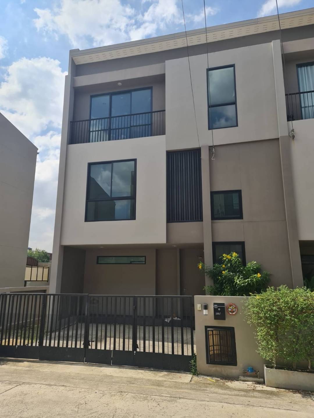 ขายทาวน์โฮม 3ชั้น 37ตร.ว. เพชรเกษม69(เลียบคลองฝั่งใต้)