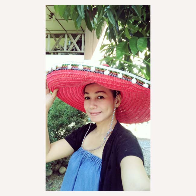 หมวกเม็กซิกัน หรือ หมวก sombrero แบบมีตุ้งติ้ง สีแดง ใส่กับสาว ๆ
