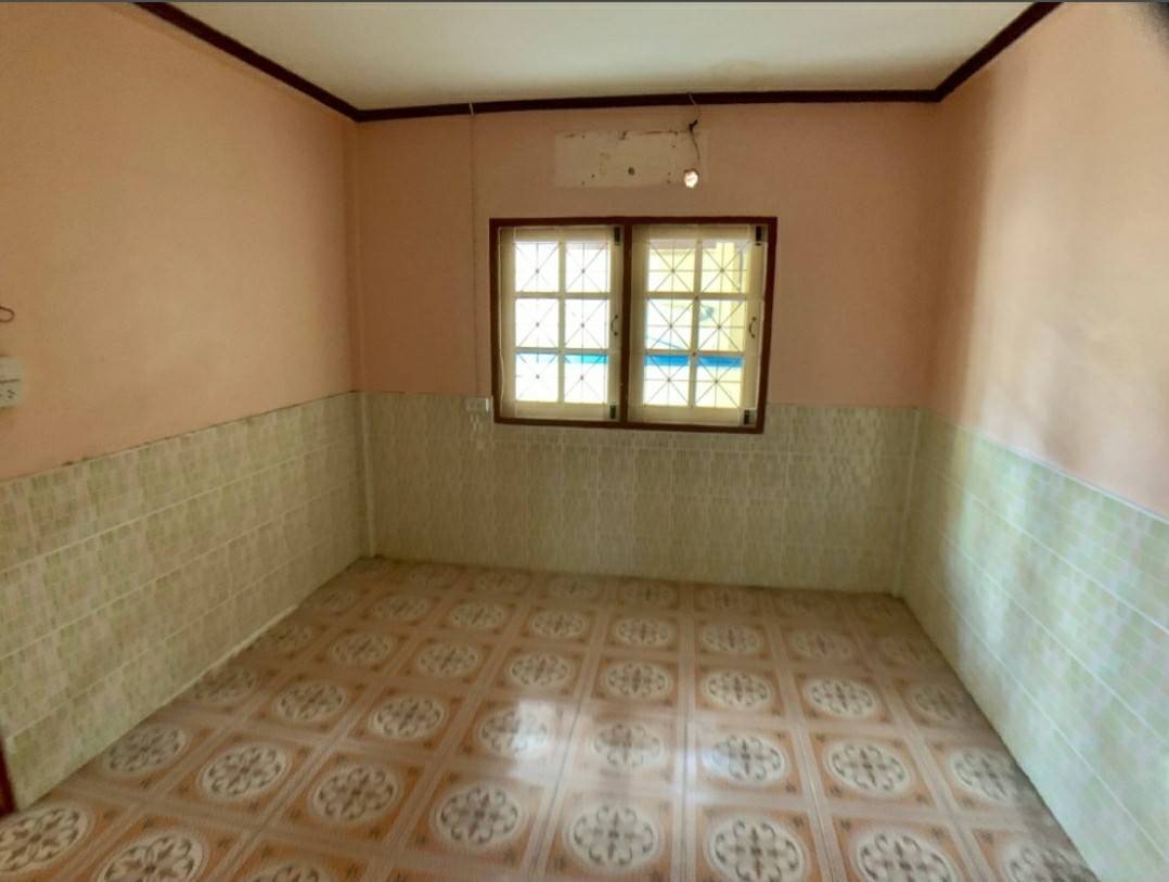 ขายบ้านเดี่ยว เพชรเกษม 81/6 ใกล้กรมที่ดิน ห่าง MRT หลักสองประมาณ 7กม. หมู่บ้านหรรษา 44 ตรว. 5 นอน พื้นที่ใช้สอย 186 ตรม. ต่อเติมเต็มพื้นที่ หน้ากว้าง 11 เมตร จอดรถได้ 2-3คันสบาย