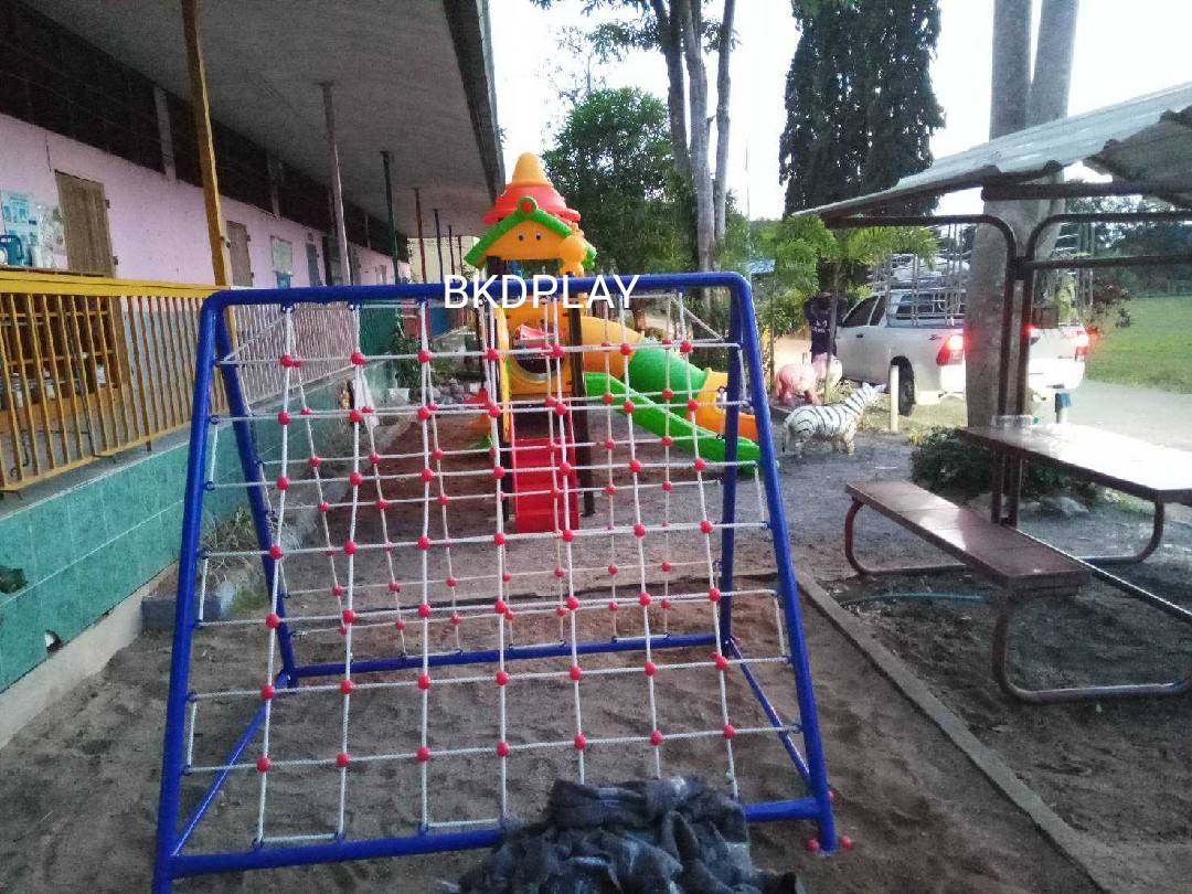 เครื่องเล่นสนามกลางแจ้ง ชุดปีนป่ายเชือก,เครื่องเล่นสนามเหล็ก ,เครื่องเล่นผลิตในไทย,พร้อมส่ง ขนาด 130x180x160 ซม.
