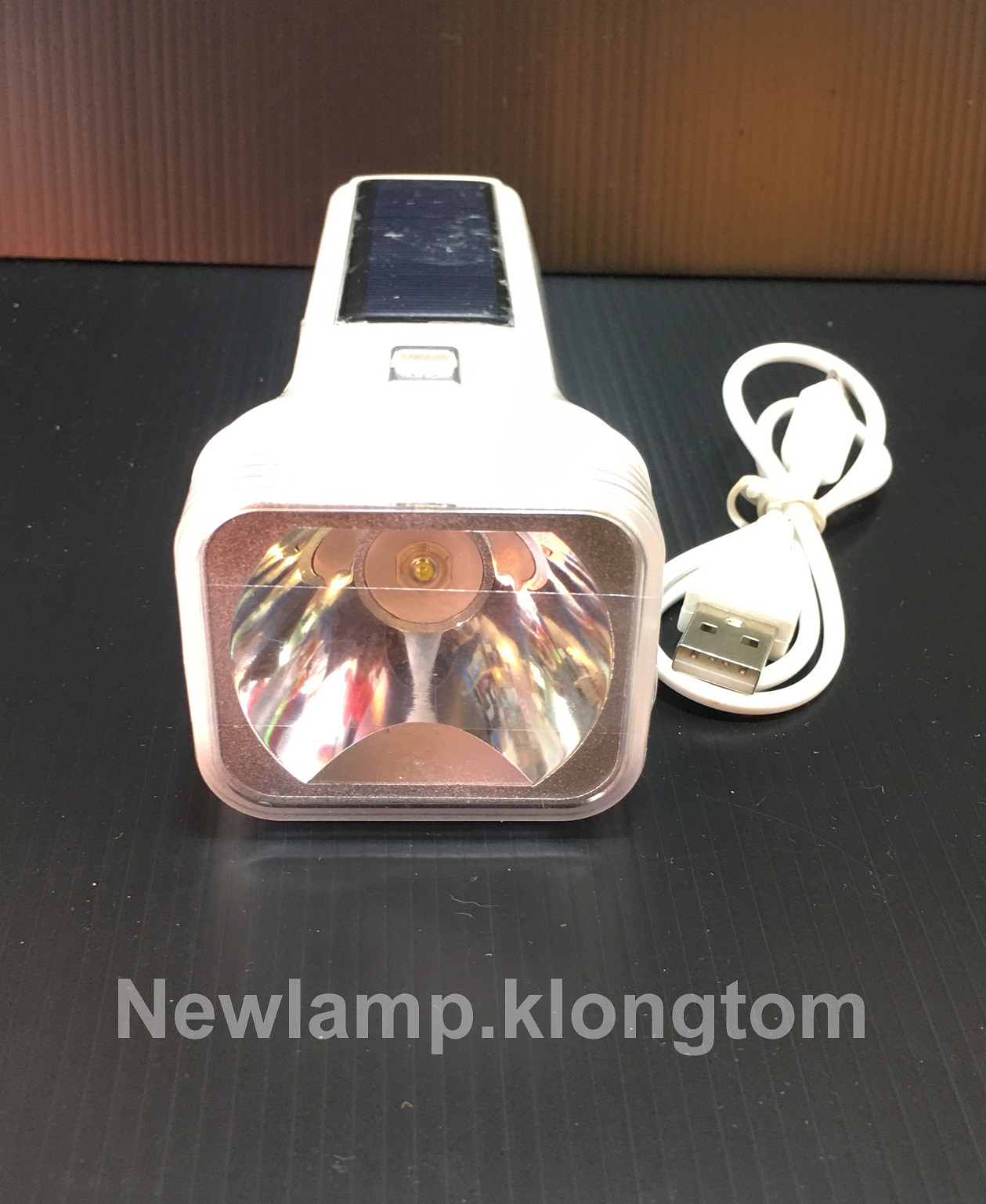 ไฟฉายกระบอก YG-3897U ชาร์จได้กับทั้งไฟบ้าน และโซล่าห์เซลล์