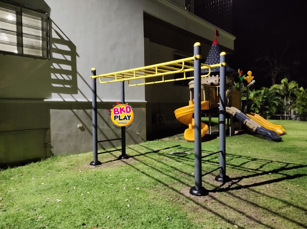 เครื่องออกกำลังกาย กลางแจ้ง ชุดอุปกรณ์ บริหารแขน หน้าอก หัวไหล่ แบบบาร์โหน เหนือศรีษะ ลานกีฬา อเนกประสงค์ สนามกีฬา ขนาด 91 x 300 x 245 ซม.