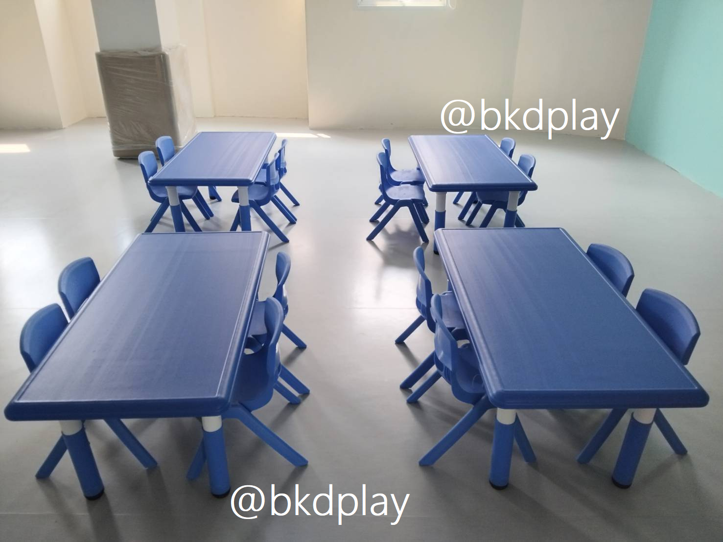 ชุดโต๊ะประถมพร้อมเก้าอี้ 4 ตัว โต๊ะสี่เหลี่ยมผืนผ้าขาพลาสติก พร้อมส่ง โต๊ะนักเรียน โต๊ะเขียนหนังสือ โต๊ะทานข้าว โต๊ะกิจกรรมพร้อมเก้าอี้เด็ก โต๊ะพลาสติก
