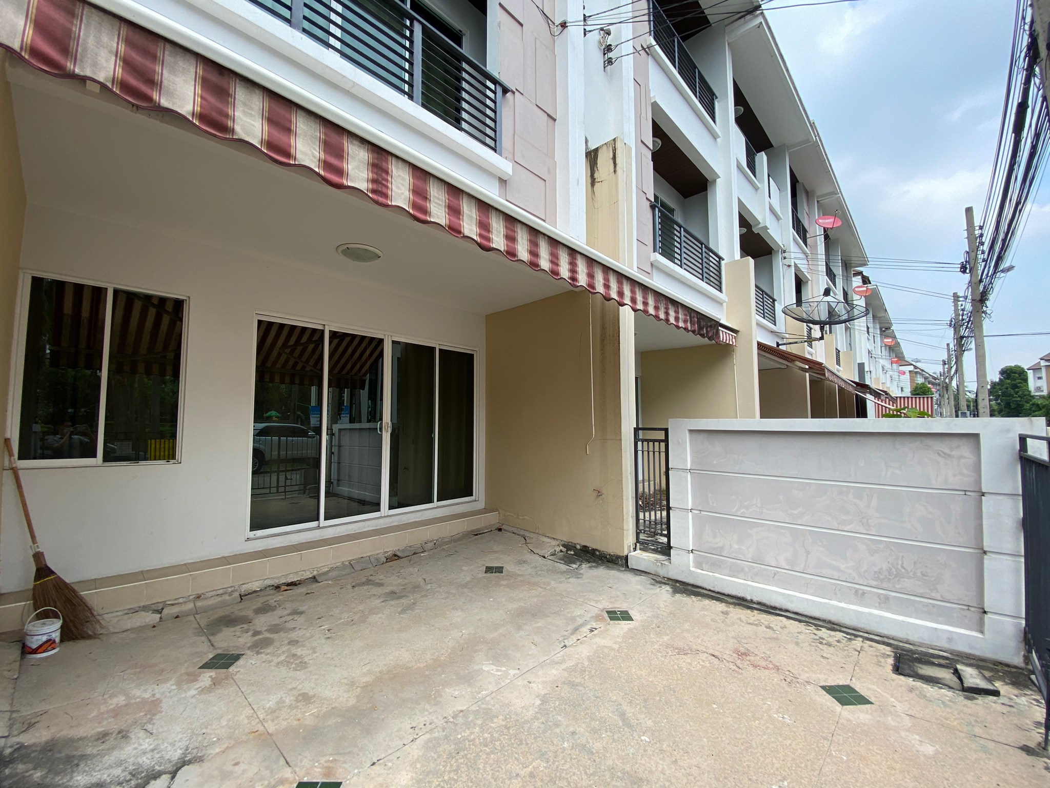 ขาย-เช่า ทาวน์โฮม3ชั้น บ้านกลางเมือง สาทร-ตากสิน2 ใกล้สถานีรถไฟฟ้า วุฒากาศ แถม!! เเอร์ 4 เครื่อง