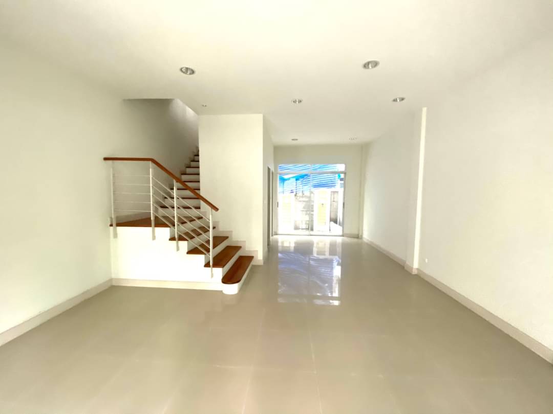 ขายบ้านกลางเมือง สาทร ตากสิน1 ใกล้สถานีรถไฟฟ้า วุฒากาศ ทาวน์โฮม ขนาด 23 ตรว 3 นอน 3 น้ำ