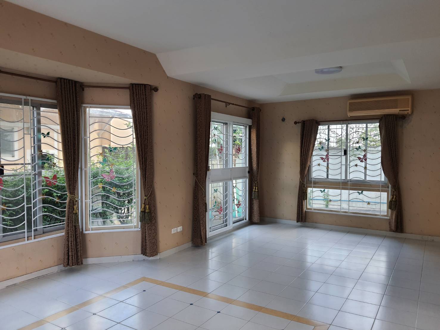 **ขายแล้ว** ขายบ้านเดี่ยว 2 ชั้น ม.พฤกษ์ลดา-พุทธสาคร (สาย4 ตัดใหม่) เจ้าของโครงการ : แลนด์แอนด์เฮ้าส์ - เนื้อที่ 55.8 ตร.ว. - พื้นที่ใช้สอย 136 ตร.ม. - ขนาด 3 ห้องนอน 2 ห้องน้ำ