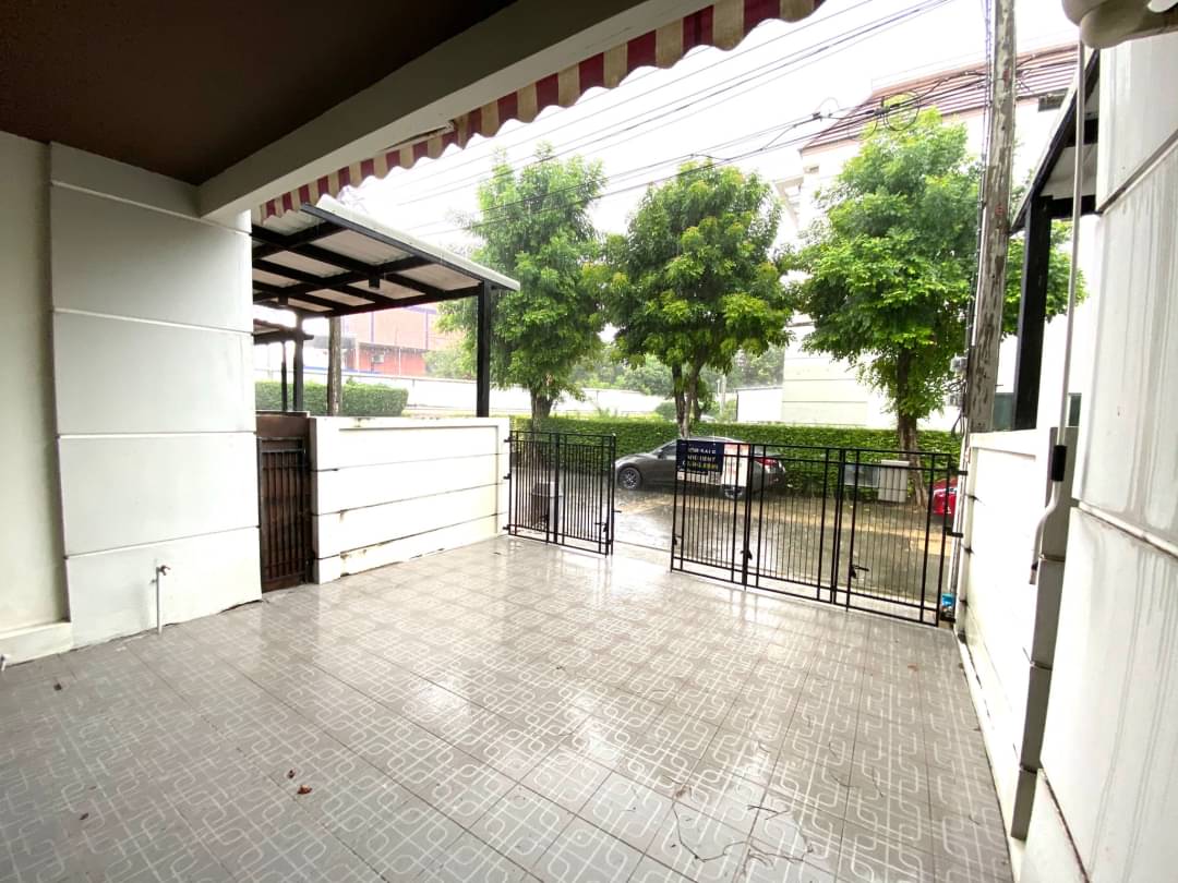 ขายบ้านกลางเมือง สาทร ตากสิน1 ใกล้สถานีรถไฟฟ้า วุฒากาศ ทาวน์โฮม ขนาด 23 ตรว 3 นอน 3 น้ำ