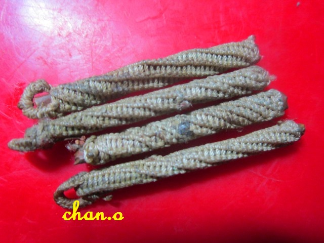 ตะกรุดเนื้อทองแดงเก่า ยาว1.9นิ้ว ถักเชือกเก่า 4ดอก ไม่ทราบที่