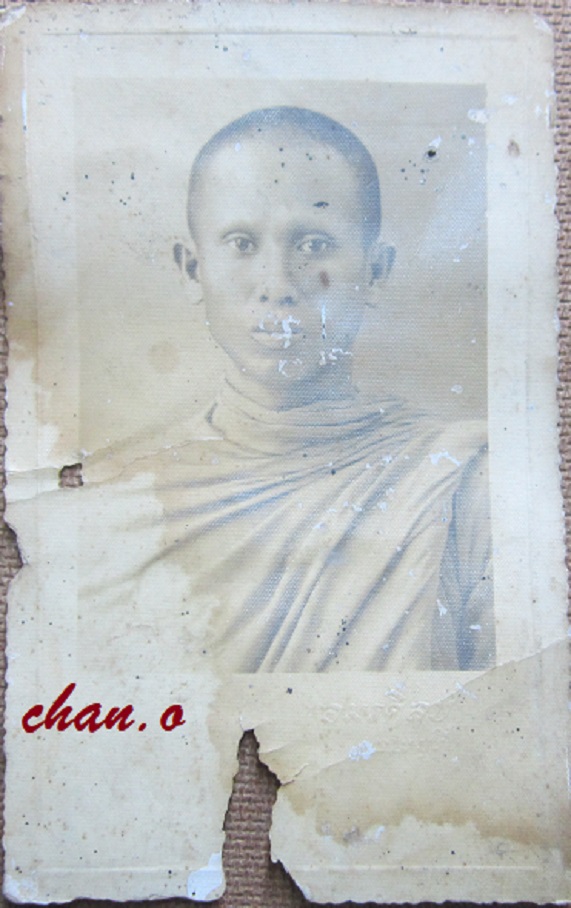 รูปถ่ายขาวดำ หลวงพ่อเก่า เกจิลพบุรี ถ่ายโดย ห้องภาพ อมรศิลป์ จ.ลพบุรี ไม่ทราบหลวงพ่อ