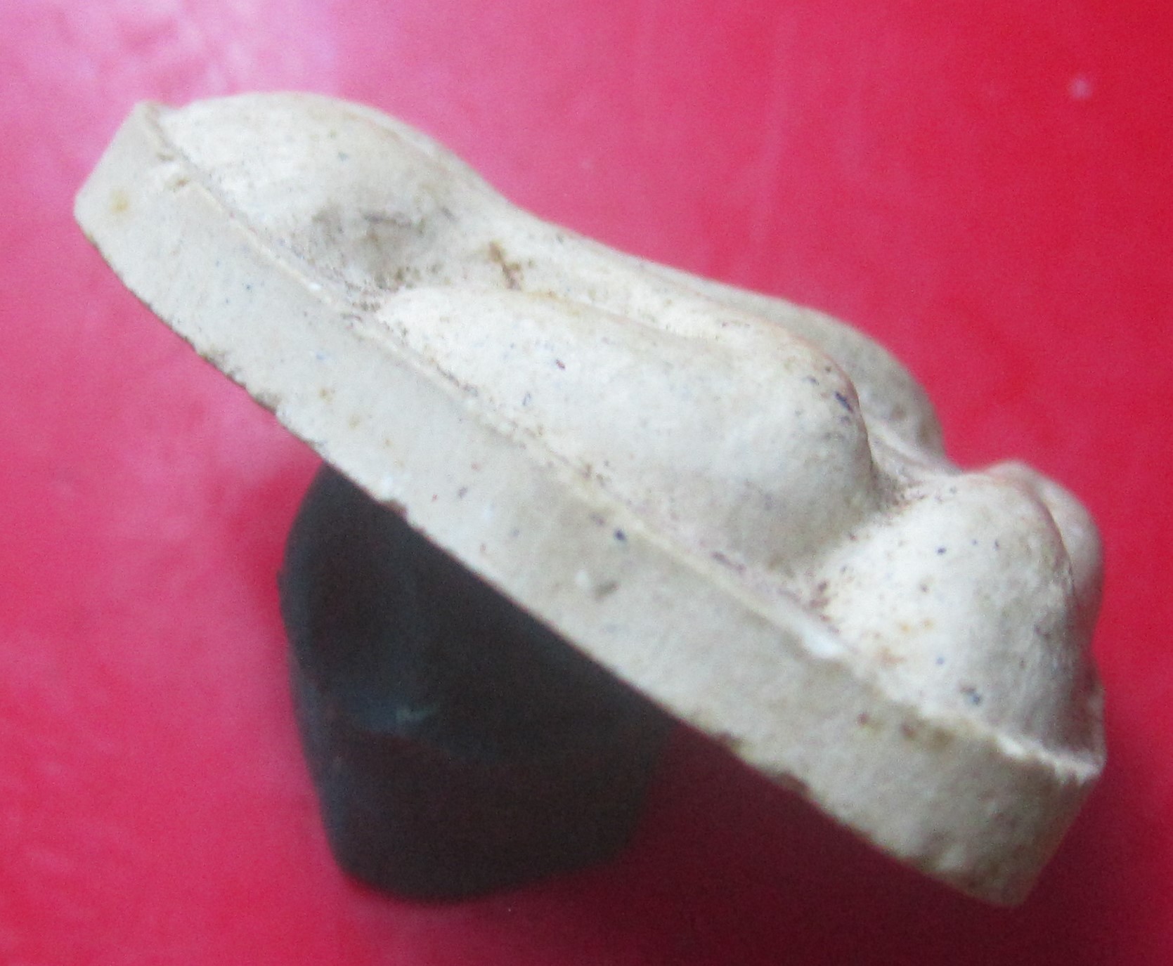 พระปิดตา หลังแบบ เนื้อผง ไม่ทราบที่