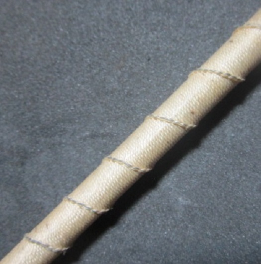 ตะกรุดหลอดเล็ก ยาว4.7นิ้ว เนื้อทองแดงเถื่อน ถักเชือก ตะกรุดเก่า แท้ไม่ทราบที่รู้ที่แล้วค่อยนิมนต์กลับวัดครับ