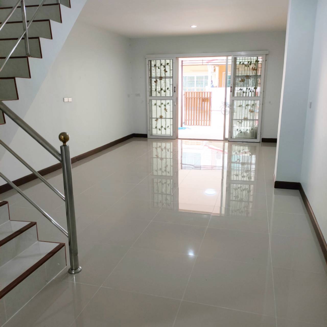 ขาย ทาวน์เฮ้าส์ เหนือฟ้าโฟร์ (บางบัวทอง บางกรวย-ไทรน้อย) ตกแต่งสวยงาม เนื้อที่ 17ตรว. 3ห้องนอน 2ห้องนอน 1ห้องครัว