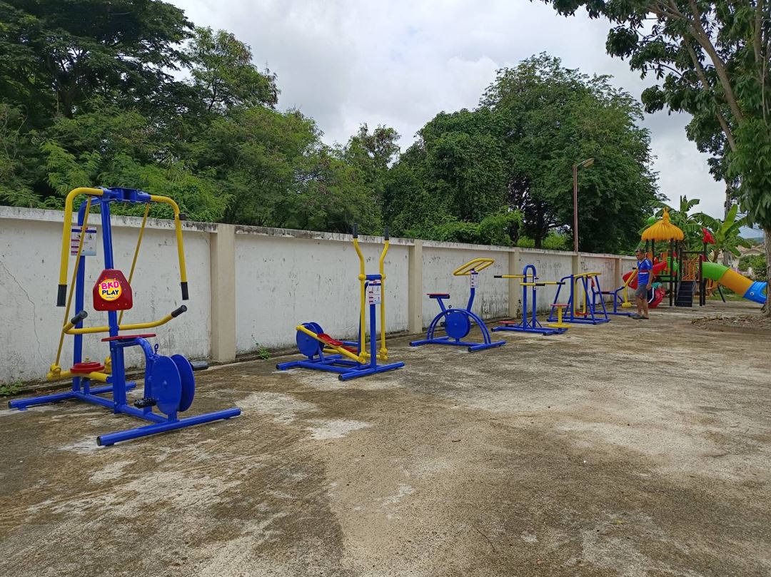 เครื่องออกกำลังกาย กลางแจ้ง ชุดอุปกรณ์ บริหารแขน หน้าอก หัวไหล่ ขา แบบถ่างหุบ ปั่นจักรยาน ลานกีฬา อเนกประสงค์ สนามกีฬา ขนาด 100x160x160 ซม.