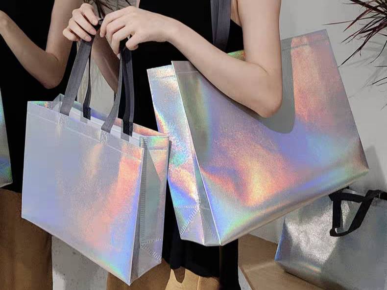 ถุงผ้าสปันบอนด์ สีเงินโฮโลแกรม 3 ขนาด